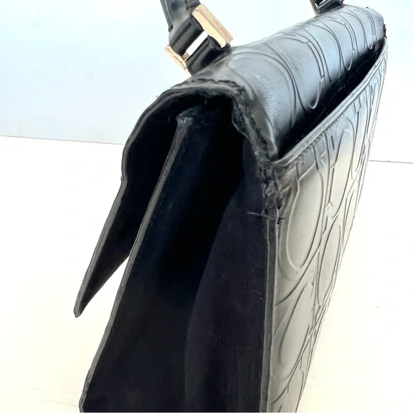 SALVATORE FERRAGAMO Black Smooth Leather Signature Gancini Pattern Shoulder Bag